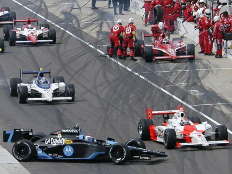 Najrazburljivejši trenutek dirke je bila nesreča Danice Patrick.