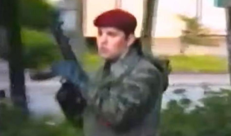 Video: Ko je Stevanovićev gost skakal naokoli z avtomatsko puško