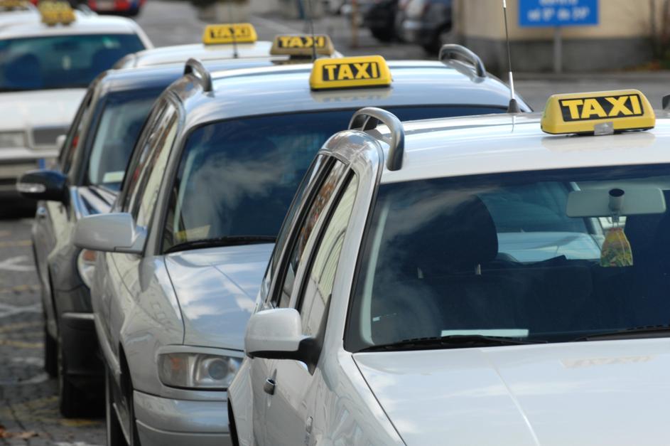 slovenija 26.11.07, taxi, cakanje, kolona, stranke, foto Dejan Mijovic