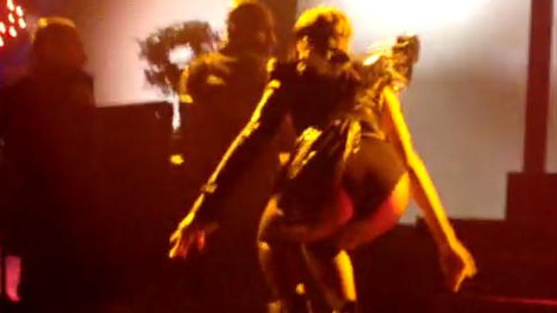 Rihanna se zaradi padca ni preveč obremenjevala. (Foto: YouTube)