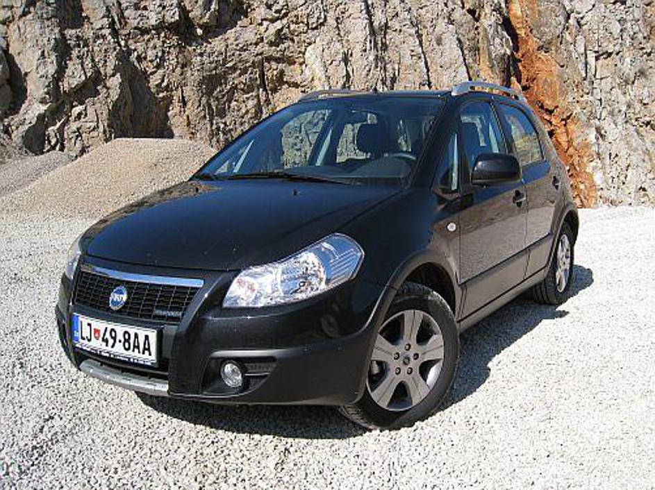 Sedici na zunaj dobro skriva, da gre pravzaprav le za mini SUV.