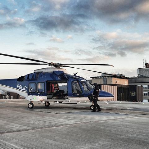Policijski helikopter na ploščadi UKC Ljubljana.