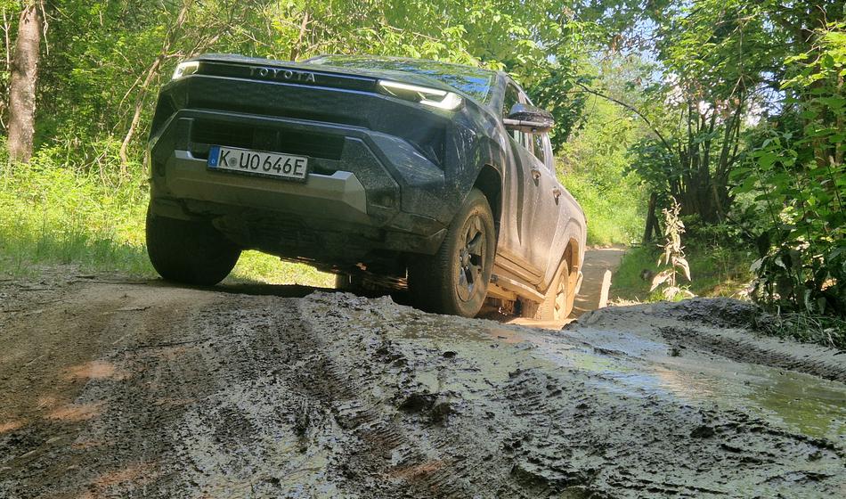 Toyota presenetila z električnim hiluxom, toda to še ni vse