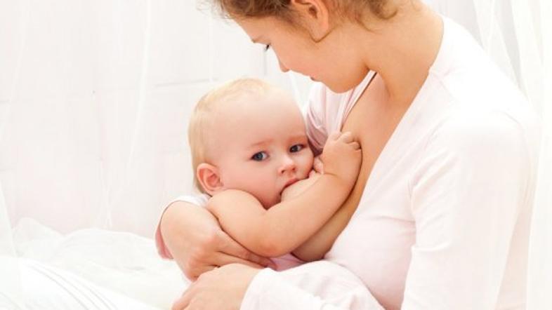 dojenje mati otrok dojenček