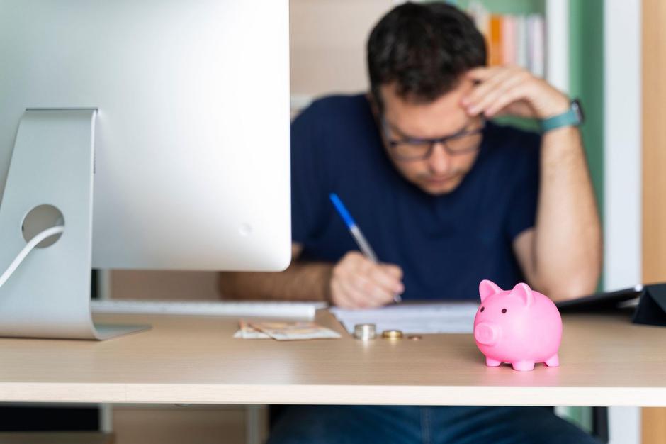 moški pisarna denar skrbi | Avtor: Profimedia