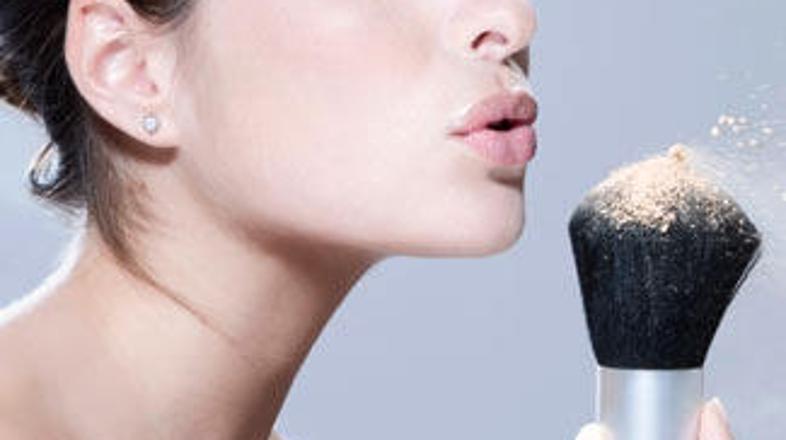 Bolj mladosten videz bo pričaral lahkoten mineralni puder.