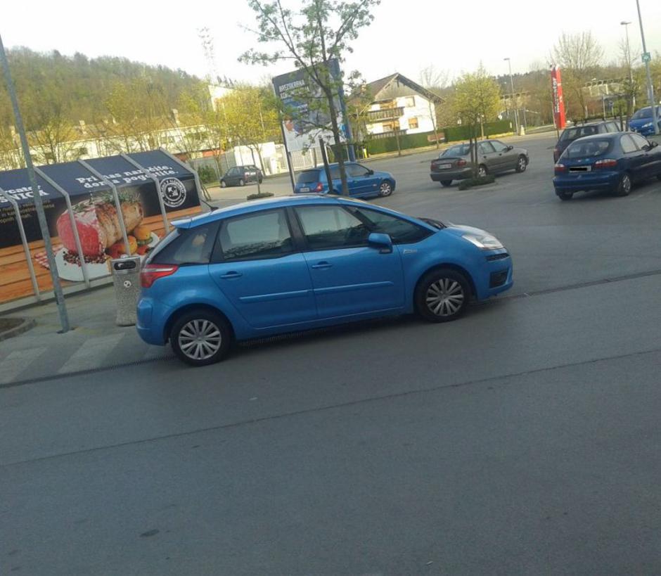 Nepravilno parkiranje | Avtor: Poslal bralec