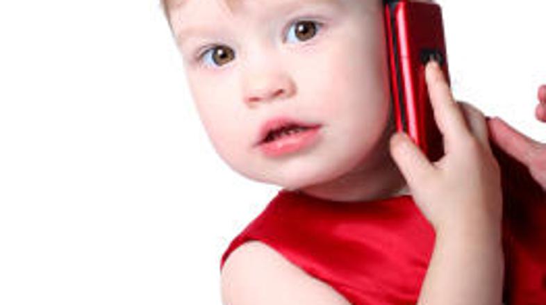 Otroci radi čebljajo po telefonu.