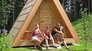 Gostje so nad novo ponudbo – lesenima šotoroma gozdnima vilama – navdušeni, kar 