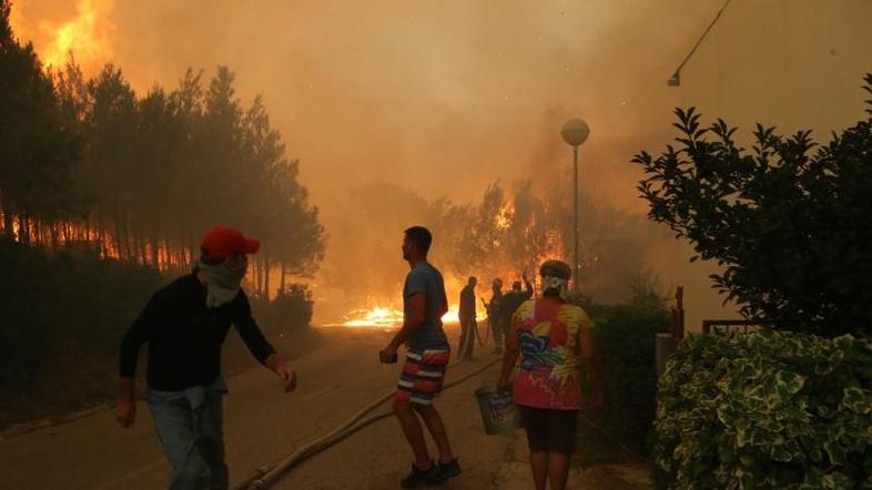 Žrnovnica: Požar vse bližje Splitu