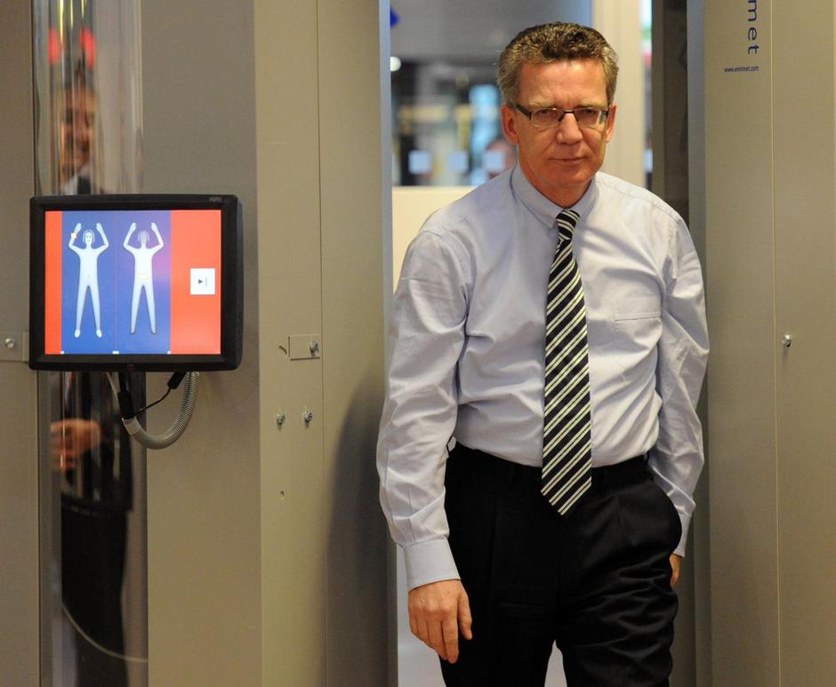 Minister de Maiziere se je med prvimi sprehodil skozi napravo. Zbrani se niso mo | Avtor: Žurnal24 main