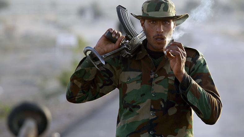 Gadafijeve sile neusmiljeno bombardirajo mesta, ki so v rokah upornikov. (Foto: 