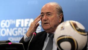 Blatter se bo za nov mandat na čelu Fife boril s Katarcem Hammamom. (Foto: EPA)