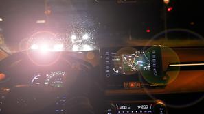 Bleščanje žarometov v temi