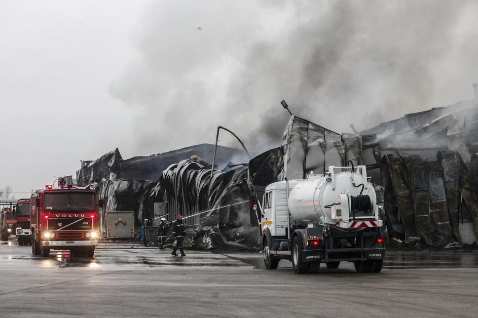 grčija požar tovarna piškotov