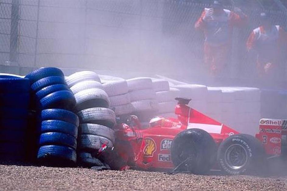 S Ferrarijem se je Michael Schumacher zaril pod zaščitne gume in si zlomil nogo.