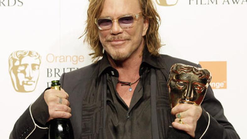 Hollywoodski "bad boy" Mickey Rourke tudi po vrnitvi med največje rad praznuje s