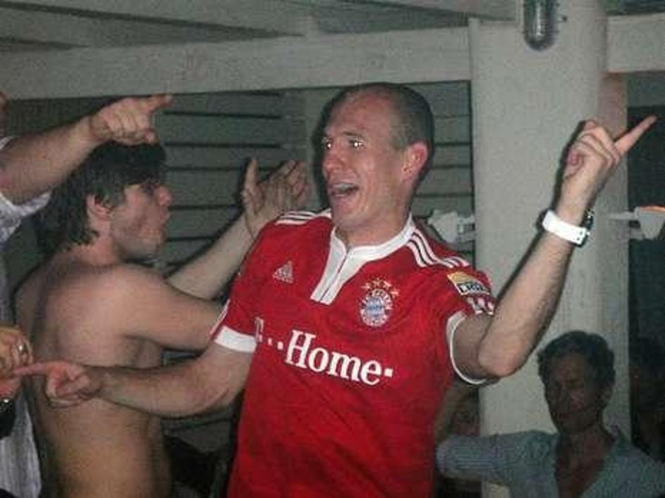 Arjen Robben je s soigralci plesal na mizah. (Foto: bild.de)