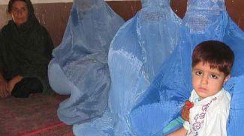 V skladu s tradicijo in verskimi običaji je večina afganistanskih žensk oblečeni