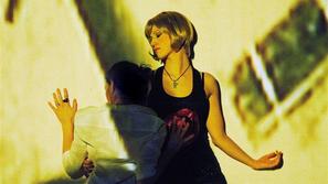 Dramo Od blizu, s katero se je Patrick Marber zapisal v sam vrh sodobne angleške