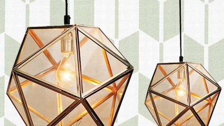 "Trikotna" stropna luč in tapete z geometrijskim vzorcem ...