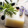Rožmarinovo olje poživlja, sivkino pomirja, oves in med pa sta primerna za občut