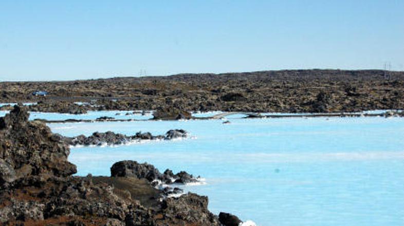 Iz globokih termalnih izvirov pod površjem se geotermična morska voda z edinstve