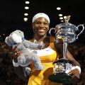 Serena Williams s pokalom in plišasto koalo po četrti zmagi v Melbournu. (Foto: 