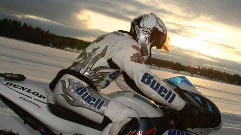 Craig Jones se je zapisal v zgodovino kot najhitrejši voznik dvokolesnika na sve