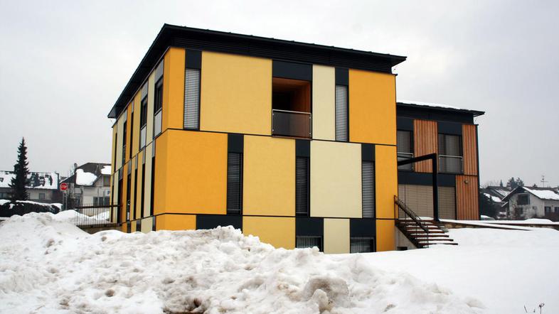 V spodnjih prostorih naj bi čez dan potekale delavnice VDC. A ker ni nikogar, ki