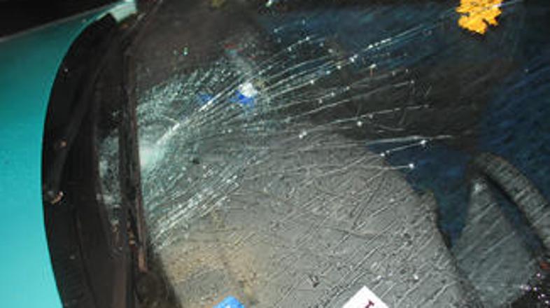 Ob trčenju z avtomobilom je domačinka utrpela hude poškodbe glave in spodnjega d