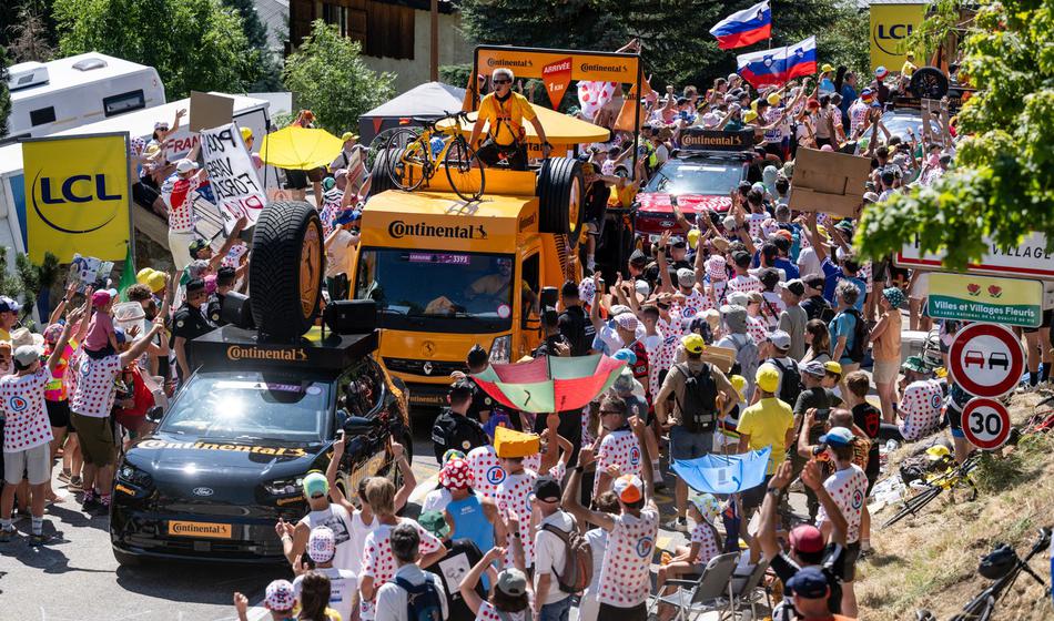 Slovenski navijači v akciji: Spremljevalni avtomobil komaj ostal cel