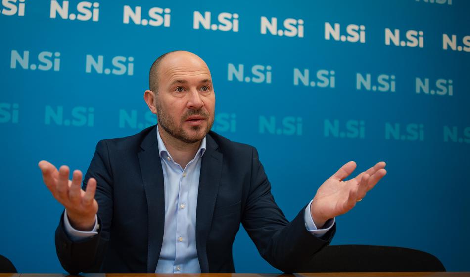 V parlamentu zavrelo, letele težke besede: "Ta prokleta banda" in "Cigo jedan"