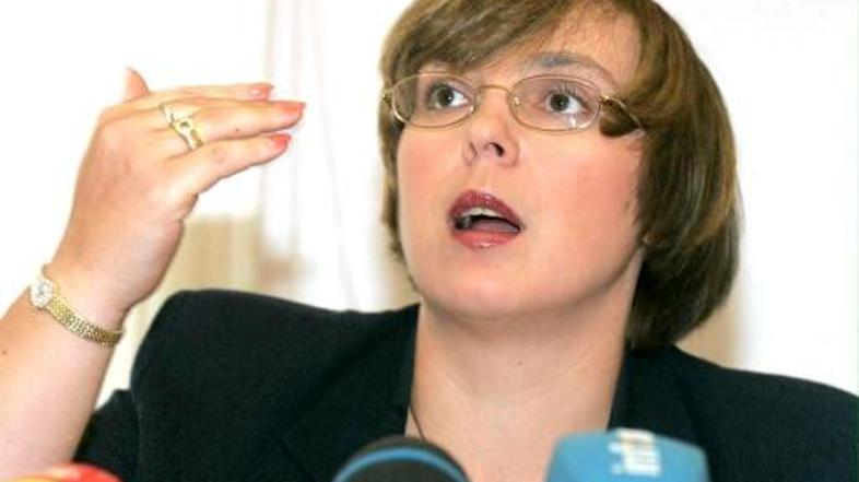 Nataša Pirc Musar je zahtevala umik Kramarjeve pogodbe iz medijev in si nakopala