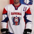 &lt;sport&gt; 08.04.09 Tomaz Razingar, uradno fotografiranje slovenske hokejske 
