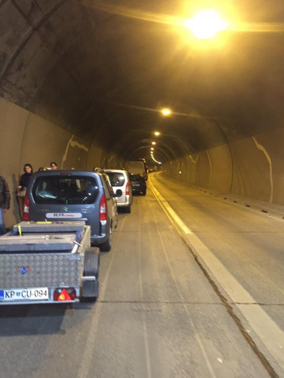 Evakuacija predora Dekani zaradi gorečega vozila | Avtor: bralka