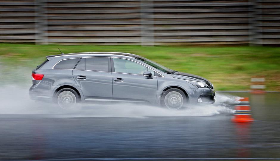 toyota, zaviranje, zavore, dež | Avtor: Boštjan Tacol