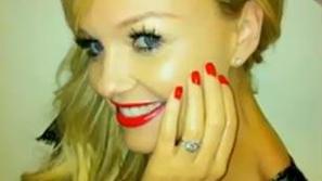 Na Twitterju je srečna Emma objavila svojo sliko, na kateri njen prst krasi diam