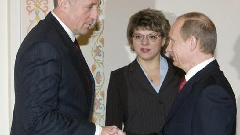 Češki premier Mirek Topolanek in ruski premier Vladimir Putin se rokujeta.