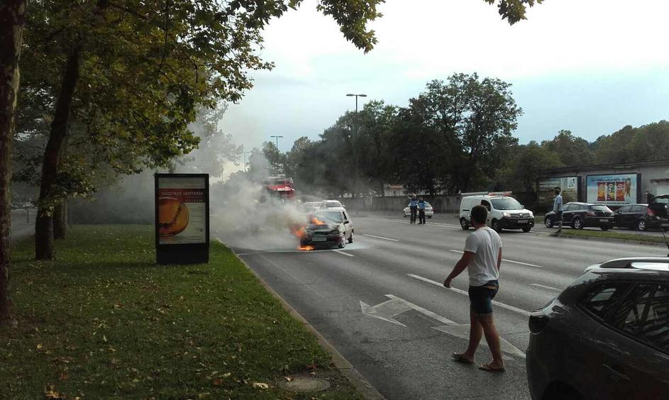 Vozilo zagorelo sredi Ljubljane