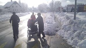 Ko je bil na pločniku ob Kranjski cesti sneg, so se morali pešci podati med avto