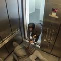Umor v dvigalu