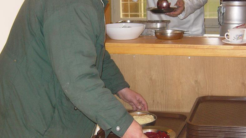 V javni kuhinji je do zdaj hrano razdeljeval zaposleni prek javnih del. Nova zap