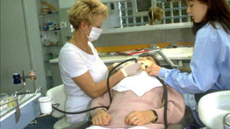 Delavke v zobozdravstvu zahtevajo sistematizacijo delovnega mesta zobne asistent