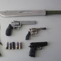 Del orožja in streliva, ki so ga novomeški policisti prejšnji teden zasegli v hi