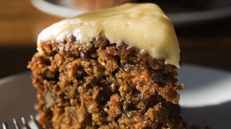 Zapeljivo korenčkovo torto lahko namesto z belim naredite z rjavim sladkorjem. P