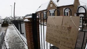 ''Kljub našim naporom, bo morala šola danes ostati zaprta,'' je napis na vratih 