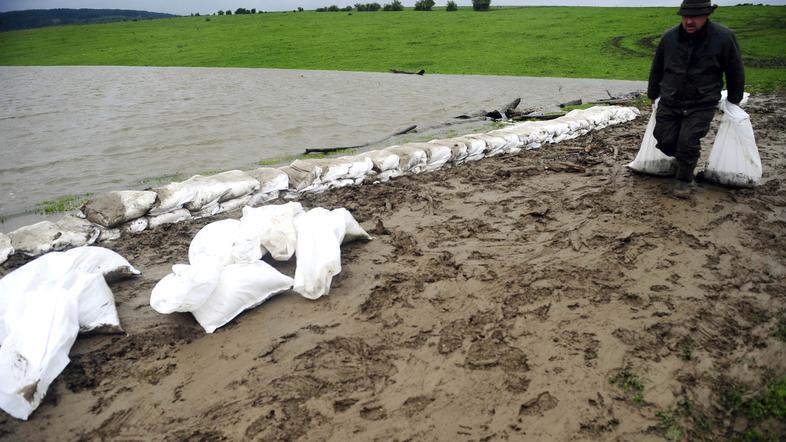 Štiri tisoč ljudi pospešeno gradi nasip, ki naj bi zadržal brozgo ob novem izlit