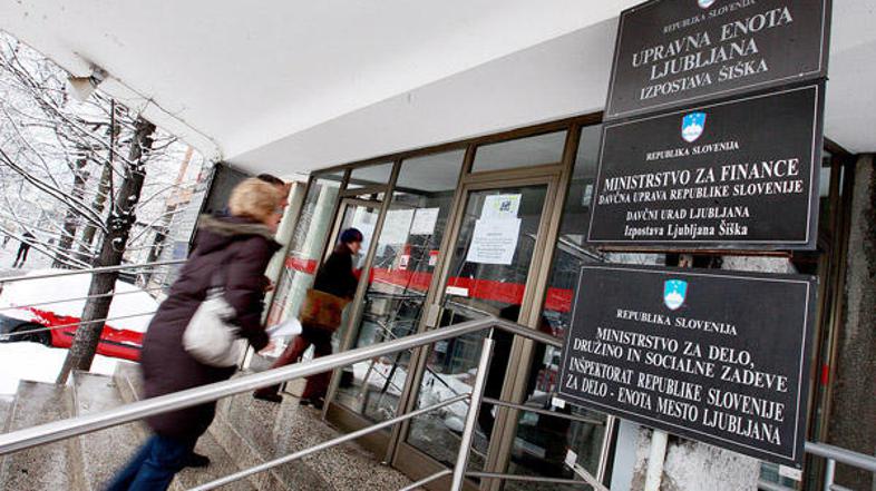 Upravne enote in davčni uradi zdaj poslujejo vsako prvo soboto v mesecu oziroma 