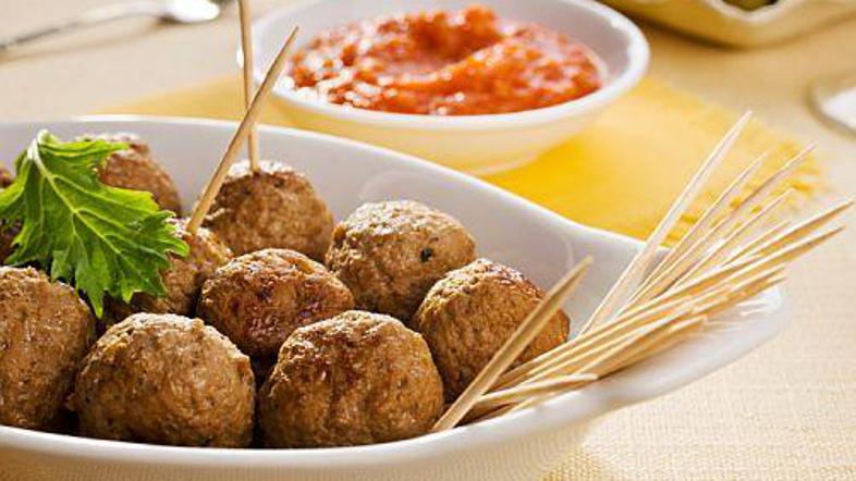 Mesne kroglice lahko postrežete z zelo različnimi stvarmi – tudi z olivami, siro